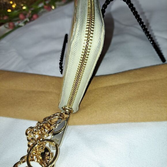 Authentic Louis Vuitton Vernis Sarah zipper wallet. Excellent condition. - Picture 11 of 14